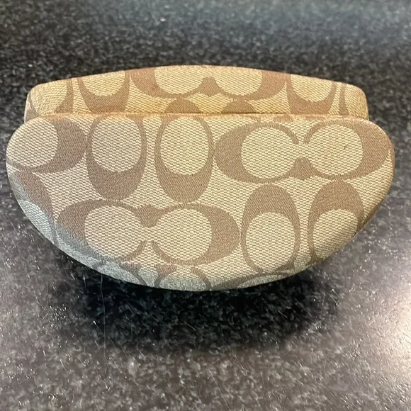 Coach: Signature “C” Hard Sunglass Case - Picture 6 of 8